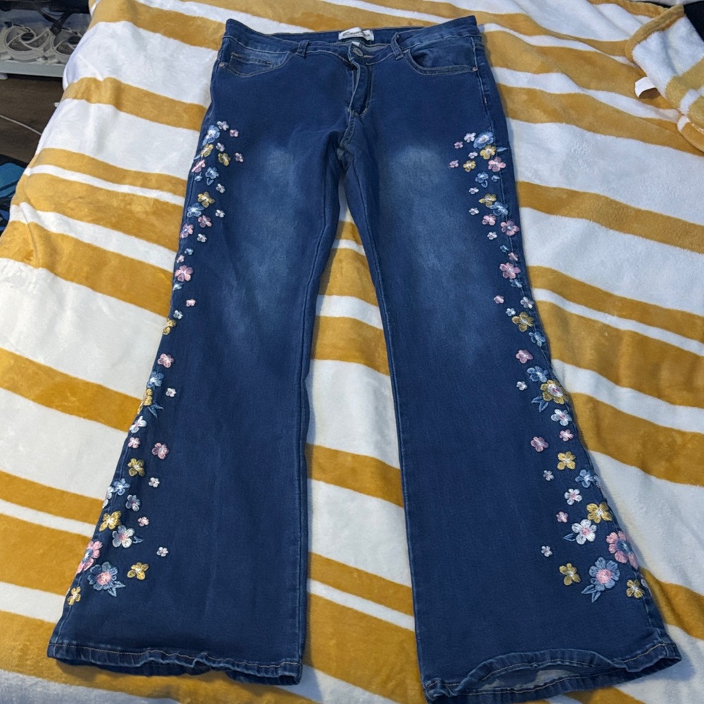 BAMBOO Blue Jeans with Floral Embroidery